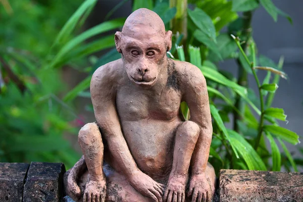 Antigua escultura de una criatura sentada — Foto de Stock