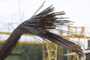 Bir depoda, Rusya uzun armatürün bir paket yükleme