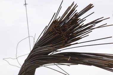 Bir depoda, Rusya uzun armatürün bir paket yükleme