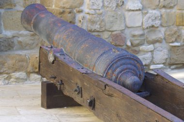 Eski top silah Savunma eski bir kale içinde