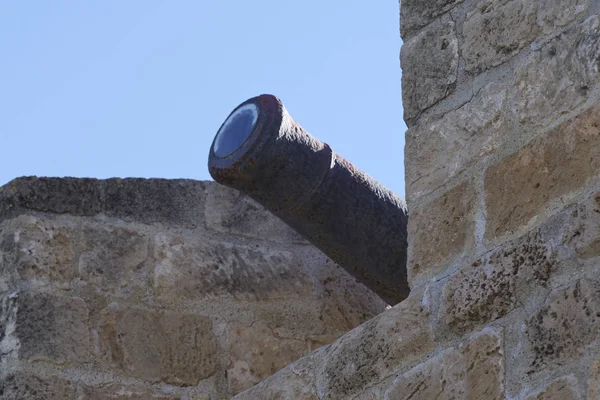 キプロス島の古い要塞の防衛兵器の古代大砲 — ストック写真