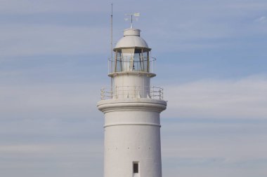 Deniz feneri gökyüzüne Paphos, Kıbrıs kasabasında arka planda
