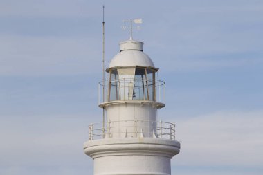 Deniz feneri gökyüzüne Paphos, Kıbrıs kasabasında arka planda