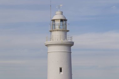 Deniz feneri gökyüzüne Paphos, Kıbrıs kasabasında arka planda