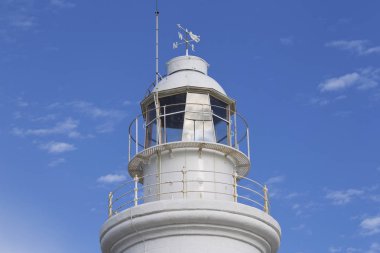 Deniz feneri gökyüzüne Paphos, Kıbrıs kasabasında arka planda