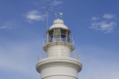 Deniz feneri gökyüzüne Paphos, Kıbrıs kasabasında arka planda