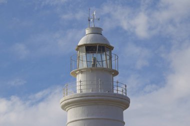 Deniz feneri gökyüzüne Paphos, Kıbrıs kasabasında arka planda