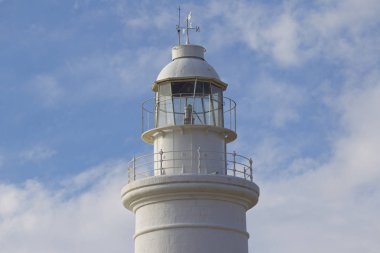 Deniz feneri gökyüzüne Paphos, Kıbrıs kasabasında arka planda