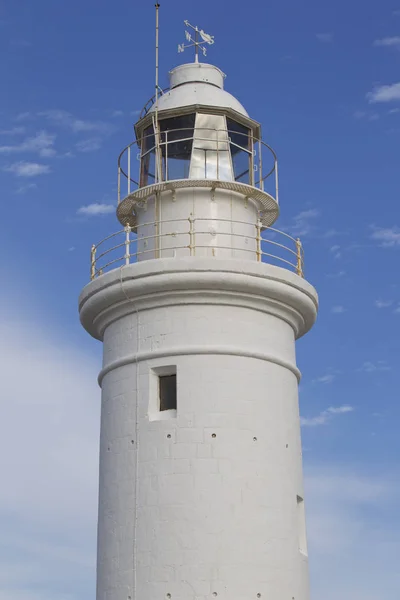 Farol no fundo do céu na cidade de Paphos — Fotografia de Stock