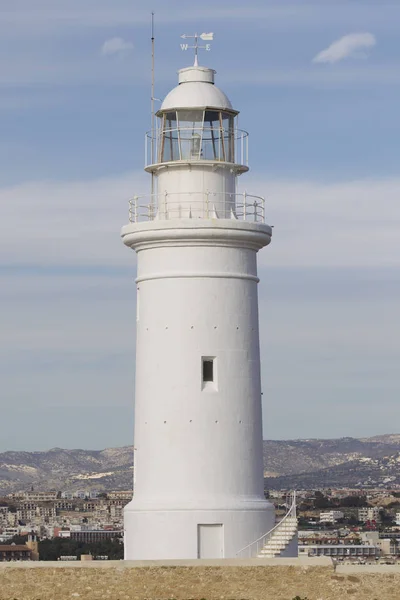 Faro en el fondo del cielo en la ciudad de Paphos — Foto de Stock