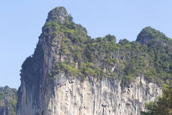 Pittoreske rotsen van de Railay schiereiland, Thailand — Stockfoto