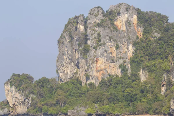 Pittoreske rotsen van de Railay schiereiland, Thailand — Stockfoto