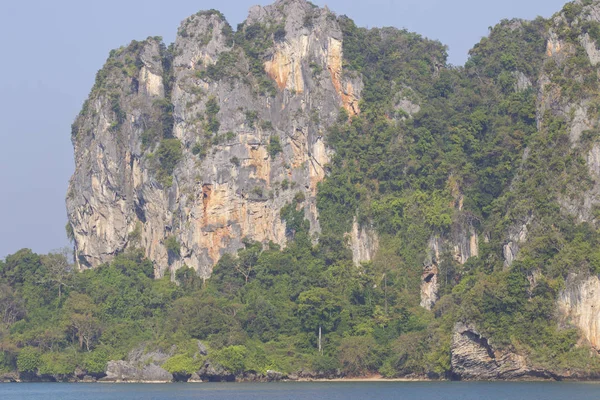 Picturesque rocks of the Railay Peninsula, Thailand — Stock Photo, Image