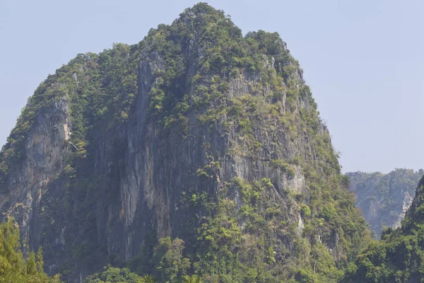 Festői sziklák a Railay félsziget, Thaiföld — Stock Fotó