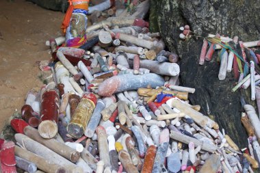 Ahşap lingams teklifleri Prenses Phra Nang mağara, Railay Yarımadası, Krabi, Tayland