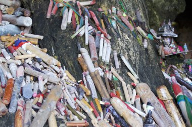 Ahşap lingams teklifleri Prenses Phra Nang mağara, Railay Yarımadası, Krabi, Tayland