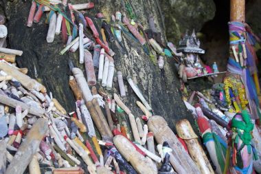 Ahşap lingams teklifleri Prenses Phra Nang mağara, Railay Yarımadası, Krabi, Tayland