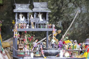 Ahşap lingams teklifleri Prenses Phra Nang mağara, Railay Yarımadası, Krabi, Tayland