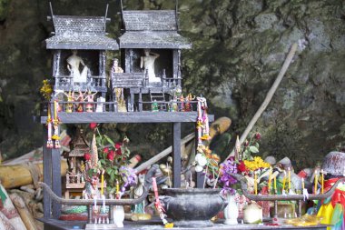 Ahşap lingams teklifleri Prenses Phra Nang mağara, Railay Yarımadası, Krabi, Tayland