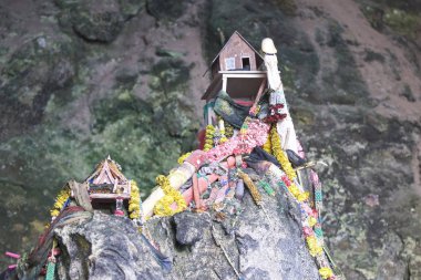 Ahşap lingams teklifleri Prenses Phra Nang mağara, Railay Yarımadası, Krabi, Tayland