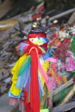Ahşap lingams teklifleri Prenses Phra Nang mağara, Railay Yarımadası, Krabi, Tayland