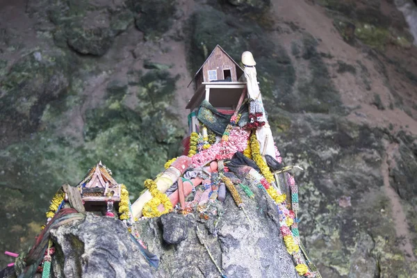 Ahşap lingams teklifleri Prenses Phra Nang mağara, Railay Yarımadası, Krabi, Tayland