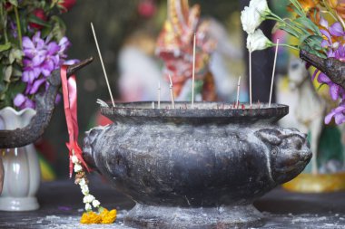 Ahşap lingams teklifleri Prenses Phra Nang mağara, Railay Yarımadası, Krabi, Tayland