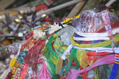 Ahşap lingams teklifleri Prenses Phra Nang mağara, Railay Yarımadası, Krabi, Tayland