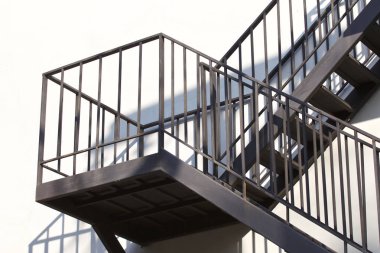 Çok öykülü bir bina dışında metal bir merdiven, metal yapı