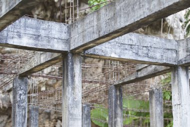 Güçlendirilmiş bina terk edilmiş eski orman yapılarda beton