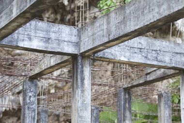 Güçlendirilmiş bina terk edilmiş eski orman yapılarda beton