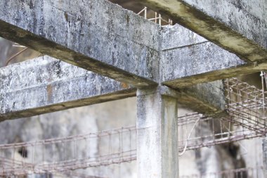 Güçlendirilmiş bina terk edilmiş eski orman yapılarda beton