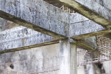 Güçlendirilmiş bina terk edilmiş eski orman yapılarda beton