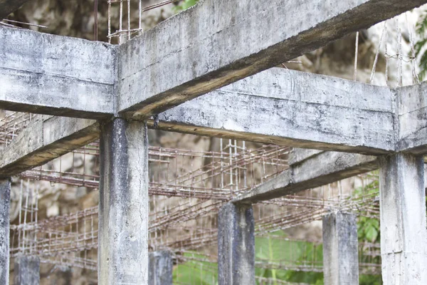 Güçlendirilmiş bina terk edilmiş eski orman yapılarda beton