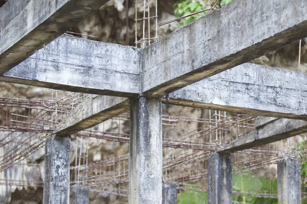 Güçlendirilmiş bina terk edilmiş eski orman yapılarda beton
