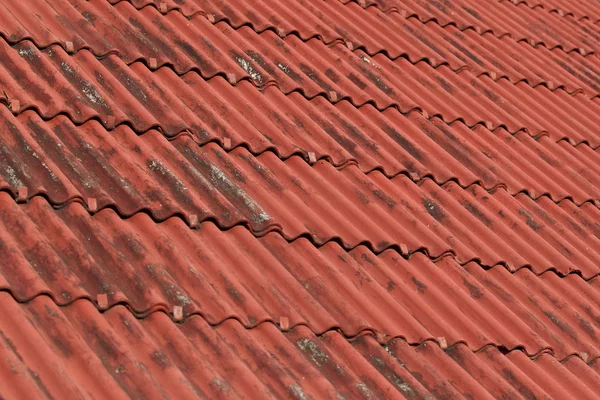 Superposición del techo con material ondulado de la hoja —  Fotos de Stock