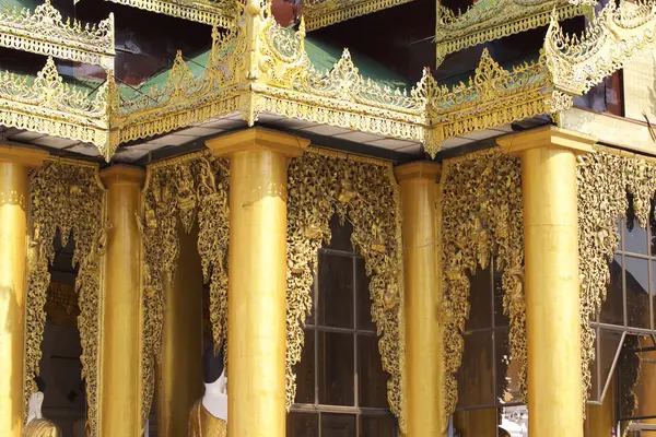 Complexo de templo budista Shwedagon é um símbolo histórico do budismo, Mianmar — Fotografia de Stock