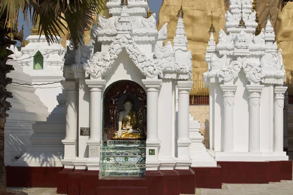 Buddhist temple complex Shwedagon is a historical symbol of Buddhism, Myanmar — Stock Photo, Image