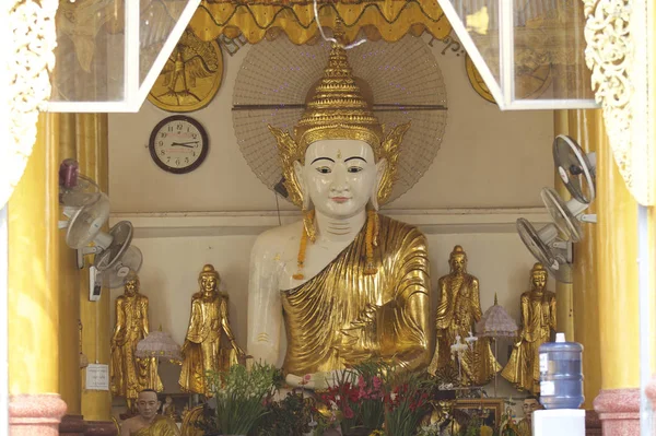 Complexo de templo budista Shwedagon é um símbolo histórico do budismo, Mianmar — Fotografia de Stock