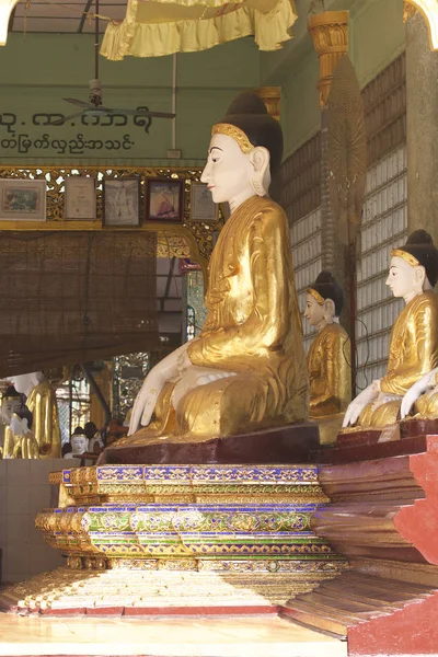 Complexo de templo budista Shwedagon é um símbolo histórico do budismo, Mianmar — Fotografia de Stock