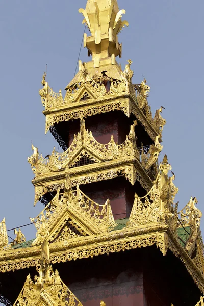 Буддийский храмовый комплекс Шведагон является историческим символом буддизма, Мьянма — стоковое фото
