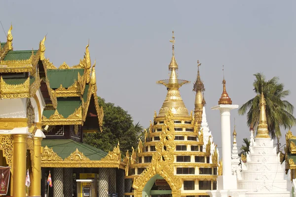 Budist tapınağı karmaşık Shwedagon Budizm, Yangon, Myanmar tarihsel bir semboldür