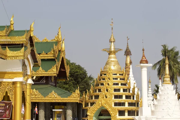 Budist tapınağı karmaşık Shwedagon Budizm, Yangon, Myanmar tarihsel bir semboldür