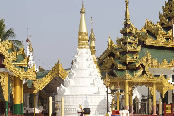 Temple bouddhiste complexe Shwedagon est un symbole historique du bouddhisme, Myanmar — Photo