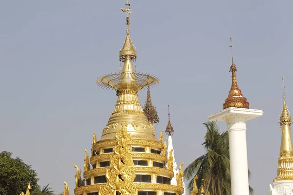 Buddhistiska templet komplex Shwedagon är en historisk symbol för buddhismen, Myanmar — Stockfoto