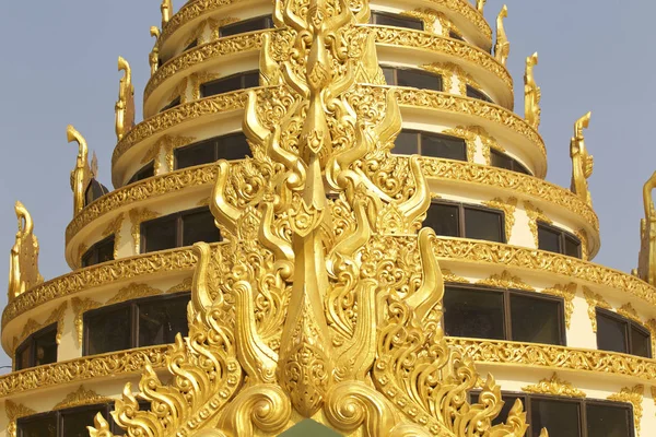 仏教寺院の複雑なシュエダゴン パゴダは、ミャンマーの仏教の歴史的シンボルです。 — ストック写真