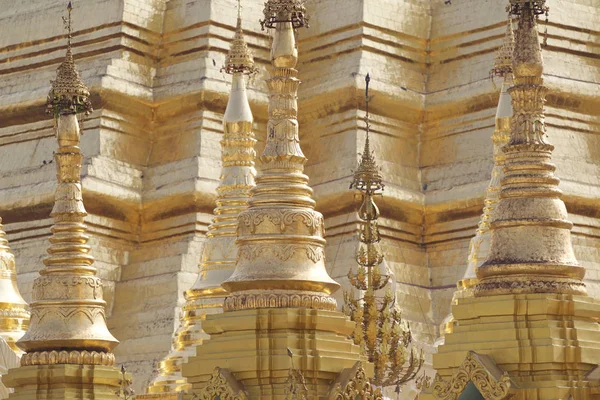 Complexo de templo budista Shwedagon é um símbolo histórico do budismo, Mianmar — Fotografia de Stock