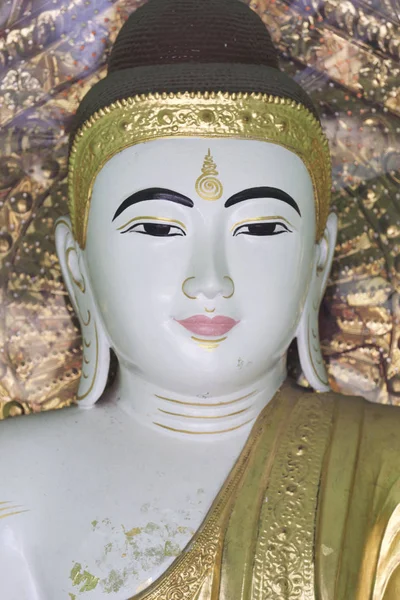 仏教寺院の複雑なシュエダゴン パゴダは、ミャンマーの仏教の歴史的シンボルです。 — ストック写真