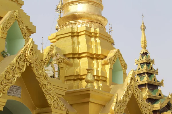 Temple bouddhiste complexe Shwedagon est un symbole historique du bouddhisme, Myanmar — Photo