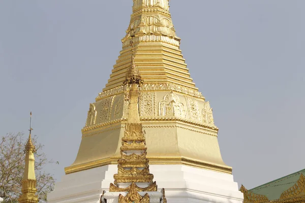 Буддийский храмовый комплекс Шведагон является историческим символом буддизма, Мьянма — стоковое фото